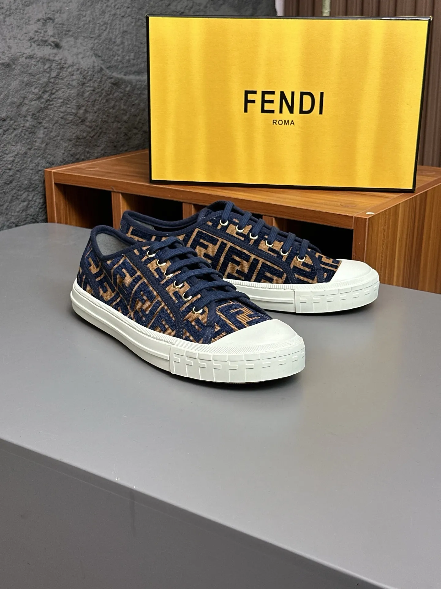 Men's shoes 💰580 FENDI Match men's lace-up sneakers. ♞size; Couple model 35-40 (female) 39~45 (men) This item comes from the Stefano Pilati design series and is made of black leather with gray leather details. Rubber sole with FENDI lettering on the side Material: 100% calfskin, lining: 70% polyester, 27% nylon